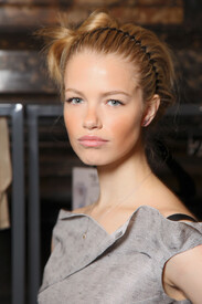 Roland_Mouret_Spring_2012_Backstage_Q6_Bli_J_rkmsx.jpg