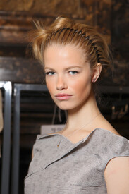 Roland_Mouret_Spring_2012_Backstage_YEOk9_Ne_Wa_Xvx.jpg