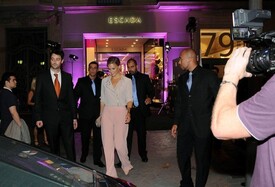 Bar_Refaeli_Tops_Loose_Blouse_I0_W6_AS6y_WGzl.jpg