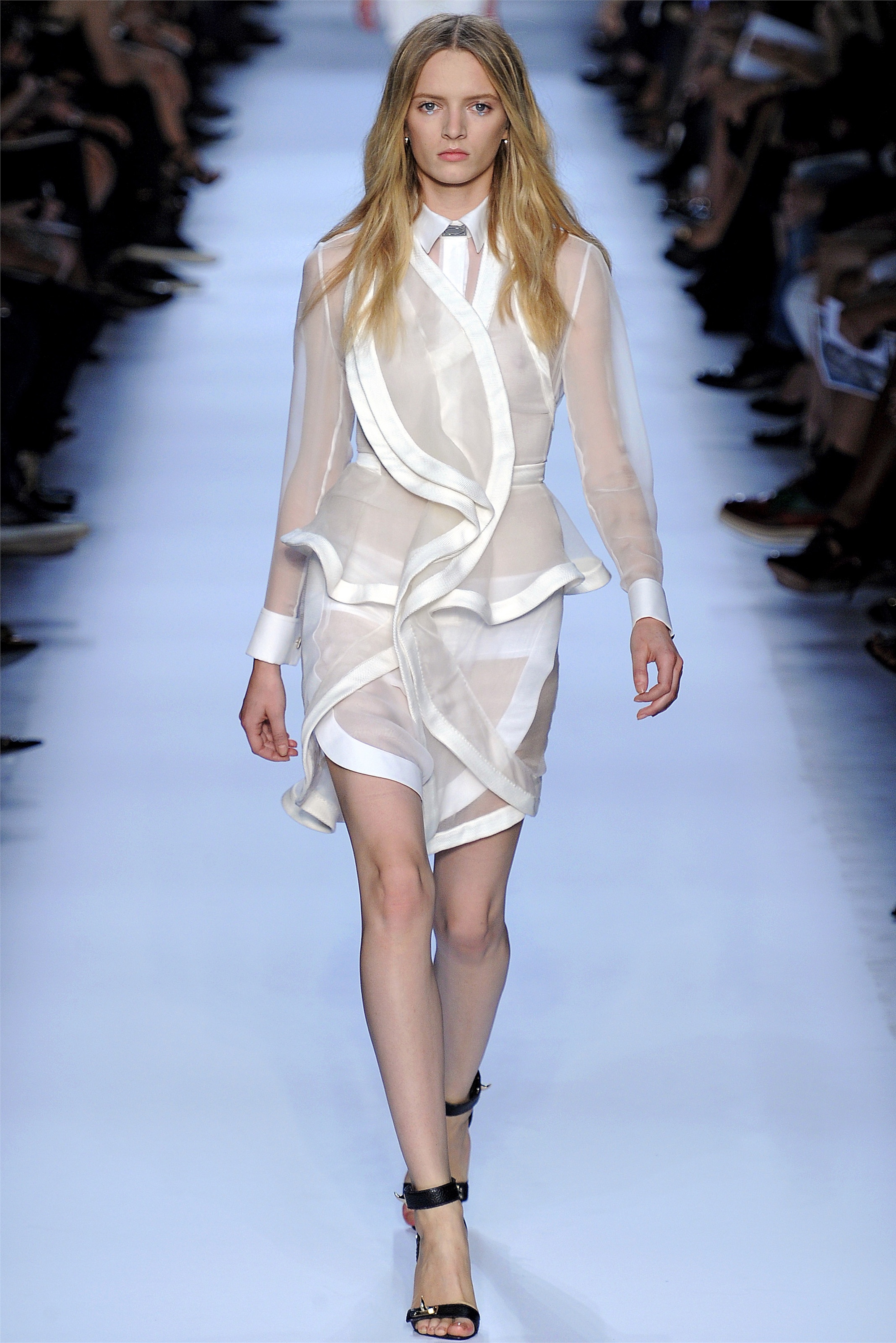 Подиум ткани. Givenchy Spring/Summer 2023. Платья подиум. Дизайнерские платья. Высокая мода.