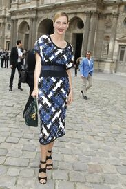 CU-Uma Thurman attends the Louis Vuitton Ready to Wear SpringSummer 2012 show-04.jpg