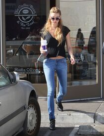 CU-Whitney Port stops to pick up a cup of coffee at a Coffee Bean in Hollywood-06.jpg