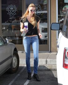 CU-Whitney Port stops to pick up a cup of coffee at a Coffee Bean in Hollywood-09.jpg