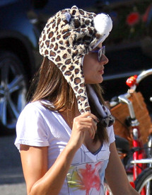 58450_celebrity_paradise.com_TheElder_AlessandraAmbrosio2011_10_01_OutandaboutinVenice3_122_20lo.jpg