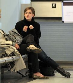 655574826_EmmaWatsonatNewarkairport4_122_145lo.jpg