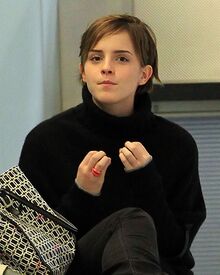 655590817_EmmaWatsonatNewarkairport5_122_41lo.jpg