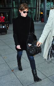 655721790_EmmaWatsonatHeathrowairport3_122_86lo.jpg
