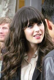 Zooey Deschanel 2011_10_04_shootingExtraAtTheGrov2898.jpg