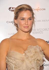 CU-Bar Refaeli attends the 2011 Whitney Museum of American Art Gala-01.jpg