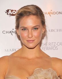 CU-Bar Refaeli attends the 2011 Whitney Museum of American Art Gala-02.jpg