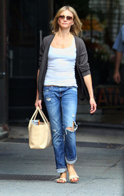 CameronDiaz2011_09_30_HeadingToANailSalonInNewYork3.jpg