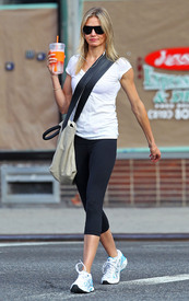 CameronDiaz2011_10_10_OutForAPowerWalkInNewYork1.jpg