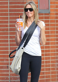 CameronDiaz2011_10_10_OutForAPowerWalkInNewYork11.jpg