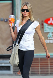 CameronDiaz2011_10_10_OutForAPowerWalkInNewYork2.jpg
