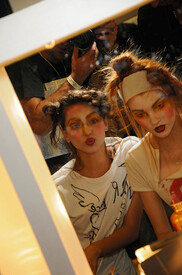 Vivienne_Westwood_Spring_2012_Backstage_byxkg_Mqv.jpg