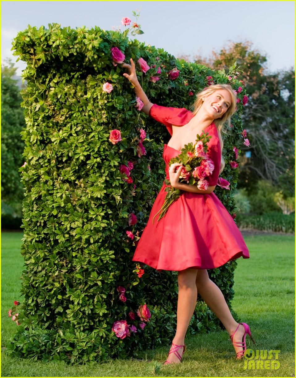 Блондинка в розовом платье. Бар Рафаэли Эскада. Девушка в платье. Девушка в цветочном саду. Фотосессия в саду.