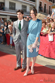 8900_el-torero-cayetano-rivera-y-eva-gonzalez-en-la-boda-de-la-duquesa-de-alba-y-alfonso-diez.jpg