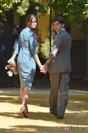 8912_cayetano-rivera-y-eva-gonzalez-entran-en-duenas-para-la-boda-de-la-duquesa.jpg