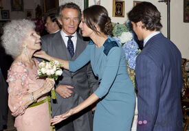 8965_la-duquesa-de-alba-y-alfonso-diez-saludando-a-eva-gonzalez.jpg