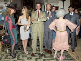 8982_la-duquesa-baila-en-su-boda-junto-los-invitados.jpg