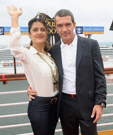 Salma Hayek Puss In Boots Premiere in Fort Lauderdale 16.10.2011_35.jpg