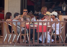 Halle Berry out for dinner in Palma de Mallorca 6.10.2011_02.jpg