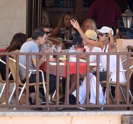 Halle Berry out for dinner in Palma de Mallorca 6.10.2011_05.jpg