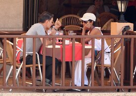 Halle Berry out for dinner in Palma de Mallorca 6.10.2011_16.jpg