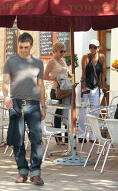 Halle Berry out for dinner in Palma de Mallorca 6.10.2011_18.jpg