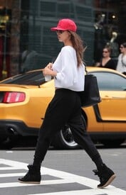 Irina_Shayk_in_New_York_o1my_Crk_AGr_Gl.jpg