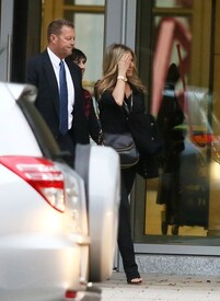 Jennifer_Aniston_Out_in_Boston_s9r_JD2c4w_SQl.jpg