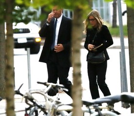 Jennifer_Aniston_Out_in_Boston_Ie_L6_BIva_Uszl.jpg