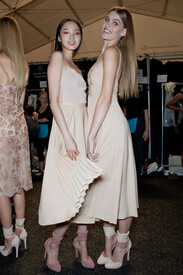 th_Jill_Stuart_Spring_2013_Backstage_An_GAz_Bgr_Bu_Lx.jpg