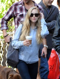 Preppie_Amanda_Seyfried_out_in_NYC_5.jpg