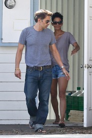 Halle Berry looking for houses in Malibu 29.9.2012_03.jpg