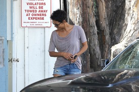 Halle Berry looking for houses in Malibu 29.9.2012_06.jpg