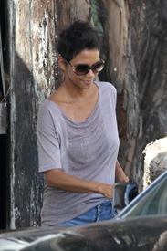 Halle Berry looking for houses in Malibu 29.9.2012_09.jpg
