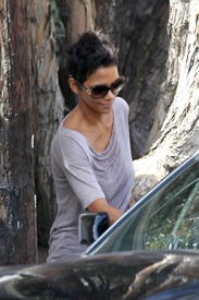 Halle Berry looking for houses in Malibu 29.9.2012_10.jpg