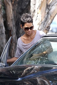 Halle Berry looking for houses in Malibu 29.9.2012_11.jpg