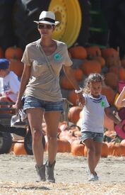 Halle Berry running some errands in Simi Valley 1.10.2012_01.jpg