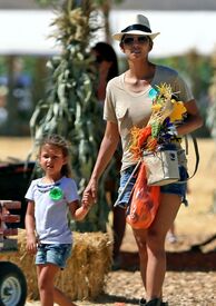 Halle Berry running some errands in Simi Valley 1.10.2012_02.jpg