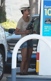 Halle Berry at a gas station in Simi Valley 1.10.2012_02.jpg