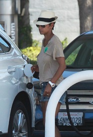 Halle Berry at a gas station in Simi Valley 1.10.2012_03.jpg