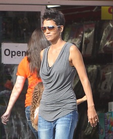 Halle Berry shopping at Aahs in Brentwood 5.10.2012_02.jpg