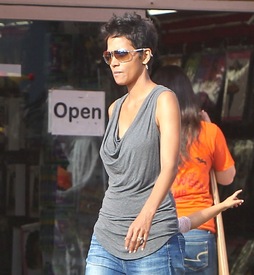 Halle Berry shopping at Aahs in Brentwood 5.10.2012_03.jpg