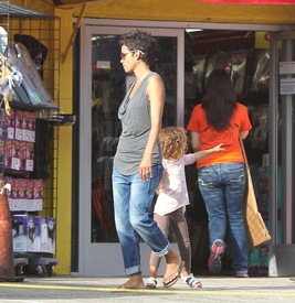 Halle Berry shopping at Aahs in Brentwood 5.10.2012_05.jpg