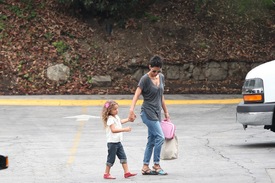 Halle Berry taking her daughter Nahla to school 12.10.2012_02.jpg