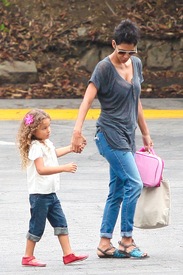 Halle Berry taking her daughter Nahla to school 12.10.2012_03.jpg