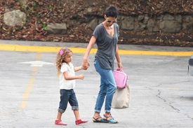 Halle Berry taking her daughter Nahla to school 12.10.2012_06.jpg