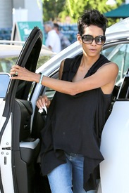 Halle Berry shops at Bristol Farms in L.A. 15.10.2012_02.jpg